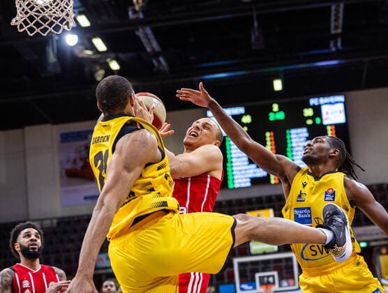 Robin Amaize (Bayern-Muenchen 15) ; Tremmell Darden (MHP RIESEN Ludwigsburg 21) ; Jaleen Smith (MHP RIESEN Ludwigsburg 3) ; 1. Basketball Bundesliga easyCredit BBL: MHP RIESEN Ludwigsburg - Bayern Muenchen am 29.05.2021 in Ludwigsburg (MHPArena), Baden-Wuerttemberg, Deutschland Ludwigsburg. 29.05.21 Basketball , 29.05.2021, Ludwigsburg (Deutschland)