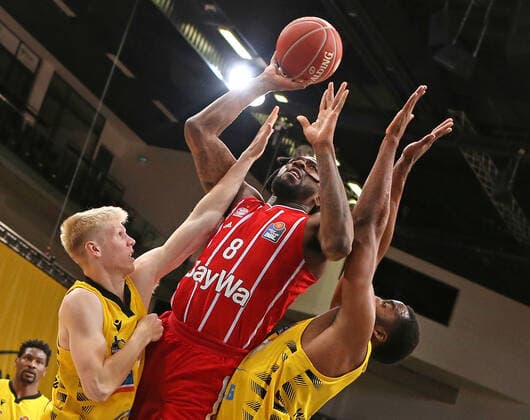 29.05.2021, Deutschland, Ludwigsburg, Basketball easyCredit BBL Bundesliga, Play-off Halbfinale, Spiel 1 MHP RIESEN Ludwigsburg vs. FC Bayern München Basketball: v.l. Jacob Patrick (MHP), Jalen Reynolds (FCB), Jamel McLean (MHP)