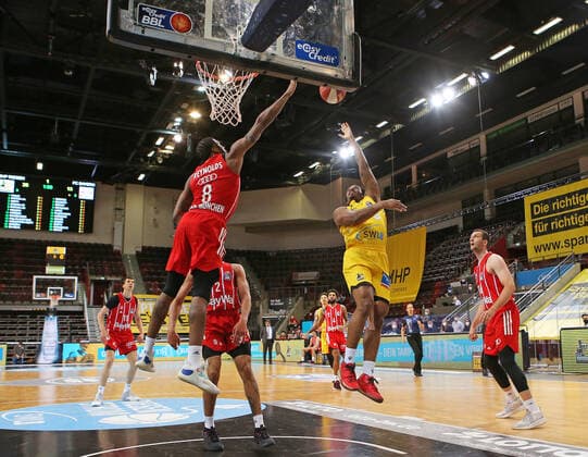 29.05.2021, Deutschland, Ludwigsburg, Basketball easyCredit BBL Bundesliga, Play-off Halbfinale, Spiel 1 MHP RIESEN Ludwigsburg vs. FC Bayern München Basketball: v.l. Jalen Reynolds (FCB), JR. Barry Brown (MHP)