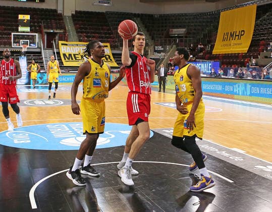 29.05.2021, Deutschland, Ludwigsburg, Basketball easyCredit BBL Bundesliga, Play-off Halbfinale, Spiel 1 MHP RIESEN Ludwigsburg vs. FC Bayern München Basketball: v.l. Jaleen Smith (MHP), Vladimir Lucic (FCB), Yorman Polas Bartolo (MHP)