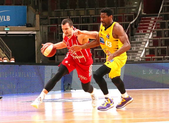 29.05.2021, Deutschland, Ludwigsburg, Basketball easyCredit BBL Bundesliga, Play-off Halbfinale, Spiel 1 MHP RIESEN Ludwigsburg vs. FC Bayern München Basketball: v.l. Paul Zipser (FCB), Yorman Polas Bartolo (MHP)