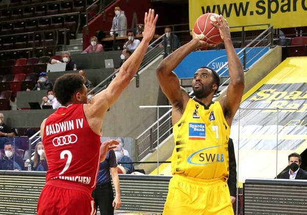 29.05.2021, Deutschland, Ludwigsburg, Basketball easyCredit BBL Bundesliga, Play-off Halbfinale, Spiel 1 MHP RIESEN Ludwigsburg vs. FC Bayern München Basketball: v.l. Wade Baldwin (FCB), Jamel McLean (MHP)