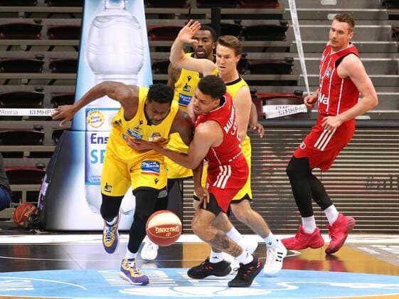 29.05.2021, Deutschland, Ludwigsburg, Basketball easyCredit BBL Bundesliga, Play-off Halbfinale, Spiel 1 MHP RIESEN Ludwigsburg vs. FC Bayern München Basketball: v.l. Yorman Polas Bartolo (MHP), Wade Baldwin (FCB)