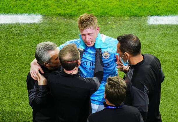 Bilder des Jahres 2021, Sport 05 Mai Sport Themen der Woche KW21 Sport Bilder des Tages Mandatory Credit: Photo by Dave Shopland BPI Shutterstock (11978023fd) Kevin De Bruyne of Manchester City is visibly upset as he goes off with a head injury Manchester City v Chelsea, UEFA Champions League, Final, Football, Estadio do Dragao, Porto, Portugal - 29 May 2021 EDITORIAL USE ONLY No use with unauthorised audio, video, data, fixture lists, club league logos or live services. Online in-match use limited to 120 images, no video emulation. No use in betting, games or single club league player publications. Manchester City v Chelsea, UEFA Champions League, Final, Football, Estadio do Dragao, Porto, Portugal - 29 May 2021 EDITORIAL USE ONLY No use with unauthorised audio, video, data, fixture lists, club league logos or live services. Online in-match use limited to 120 images, no video emulation. No use in betting, games or single club league player publications.  Copyright: xDavexShopland BPI Shutterstockx 11978023fd