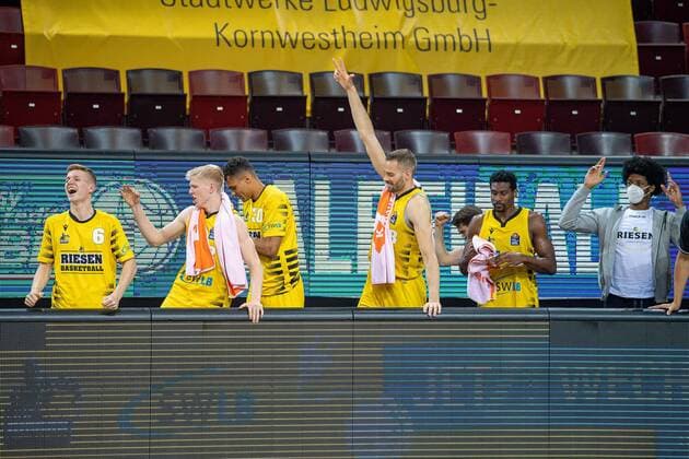Jubel auf der Bank der Riesen, Johannes Patrick (MHP Riesen Ludwigsburg, 06), Oscar DA Silva (MHP Riesen Ludwigsburg, 30), Jonas Wahlfarth-Bottermann (MHP Riesen Ludwigsburg, 18), MHP Riesen Ludwigsburg vs. FC Bayern Basketball, Basketball, Bundesliga, Playoffs, Halbfinale, Spiel 1, easycredit BBL, 29.05.2021, MHP Riesen Ludwigsburg vs. FC Bayern Basketball, Basketball, Bundesliga, Playoffs, Halbfinale, Spiel 1, easycredit BBL, 29.05.2021 Ludwigsburg Copyright: xEibner-Pressefoto SaschaxWaltherx EP_EER