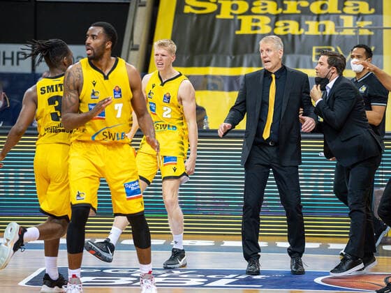 Jubel und Freunde, Jaleen Smith (MHP Riesen Ludwigsburg, 03), Jamel McLean (MHP Riesen Ludwigsburg, 07), Jacob Patrick (MHP Riesen Ludwigsburg, 02), John Patrick (MHP Riesen Ludwigsburg, Head Coach) MHP Riesen Ludwigsburg vs. FC Bayern Basketball, Basketball, Bundesliga, Playoffs, Halbfinale, Spiel 1, easycredit BBL, 29.05.2021, MHP Riesen Ludwigsburg vs. FC Bayern Basketball, Basketball, Bundesliga, Playoffs, Halbfinale, Spiel 1, easycredit BBL, 29.05.2021 Ludwigsburg Copyright: xEibner-Pressefoto SaschaxWaltherx EP_EER