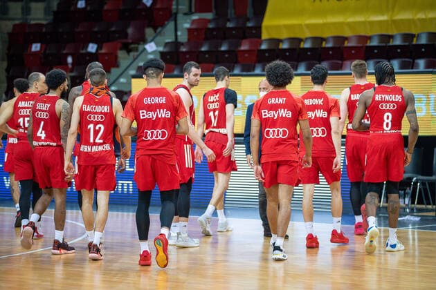 Die Bayern gehen enttaeuscht, Robin Amaize (FC Bayern, 015), Dennis Jerome Seeley (FC Bayern, 04), Diego Flaccadori (FC Bayern, 12), Jason George (FC Bayern, 01), Jalen Reynolds (FC Bayern, 08), Nihad Djedovic (FC Bayern, 14) MHP Riesen Ludwigsburg vs. FC Bayern Basketball, Basketball, Bundesliga, Playoffs, Halbfinale, Spiel 1, easycredit BBL, 29.05.2021, MHP Riesen Ludwigsburg vs. FC Bayern Basketball, Basketball, Bundesliga, Playoffs, Halbfinale, Spiel 1, easycredit BBL, 29.05.2021 Ludwigsburg Copyright: xEibner-Pressefoto SaschaxWaltherx EP_EER