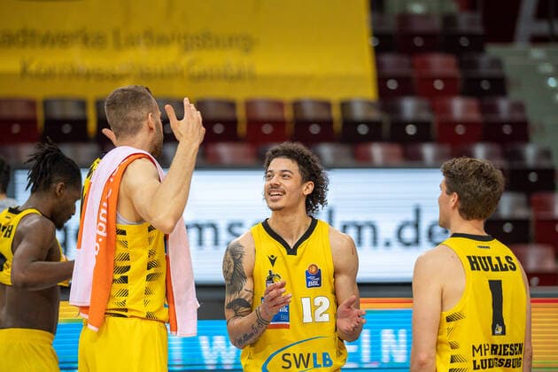 Freuen sich, Jonah Radebaugh (MHP Riesen Ludwigsburg, 12), Jordan Hulls (MHP Riesen Ludwigsburg, 01), Jonas Wahlfarth-Bottermann (MHP Riesen Ludwigsburg, 18), MHP Riesen Ludwigsburg vs. FC Bayern Basketball, Basketball, Bundesliga, Playoffs, Halbfinale, Spiel 1, easycredit BBL, 29.05.2021, MHP Riesen Ludwigsburg vs. FC Bayern Basketball, Basketball, Bundesliga, Playoffs, Halbfinale, Spiel 1, easycredit BBL, 29.05.2021 Ludwigsburg Copyright: xEibner-Pressefoto SaschaxWaltherx EP_EER