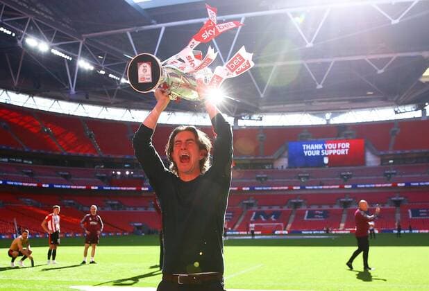 Fußball, Trainerhistorie Brentford FC von 1903 bis heute Mandatory Credit: Photo by Kieran McManus BPI Shutterstock (11976053gn) Brentford manager Thomas Frank lifts the Sky Bet Championship Play Off trophy Brentford v Swansea City, EFL Sky Bet Championship, Playoffs, Final, Football, Wembley Stadium, London, UK - 29 May 2021 EDITORIAL USE ONLY No use with unauthorised audio, video, data, fixture lists, club league logos or live services. Online in-match use limited to 120 images, no video emulation. No use in betting, games or single club league player publications. Brentford v Swansea City, EFL Sky Bet Championship, Playoffs, Final, Football, Wembley Stadium, London, UK - 29 May 2021 EDITORIAL USE ONLY No use with unauthorised audio, video, data, fixture lists, club league logos or live services. Online in-match use limited to 120 images, no video emulation. No use in betting, games or single club league player publications.  Copyright: xKieranxMcManus BPI Shutterstockx 11976053gn