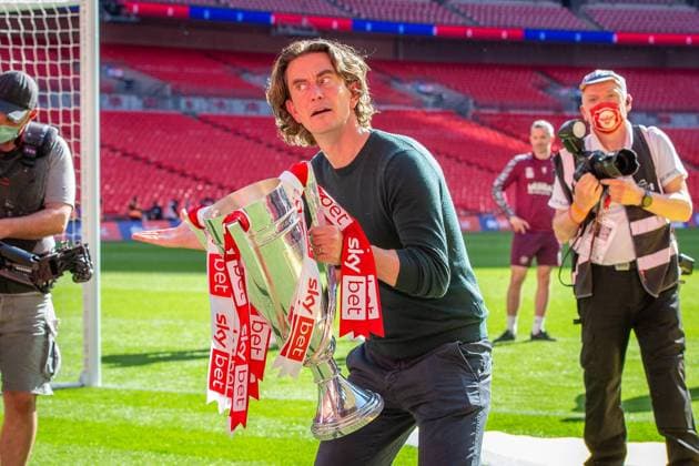 Fußball, Trainerhistorie Brentford FC von 1903 bis heute Brentford v Swansea City EFL Sky Bet Championship 29 05 2021. Play Off Final Brentford manager Head Coach Thomas Frank with the trophy after the EFL Sky Bet Championship Play-Off Final match between Brentford and Swansea City at Wembley Stadium, London, England on 29 May 2021. Editorial use only DataCo restrictions apply See www.football-dataco.com , Copyright: xIanxStephenx PSI-12838-0113