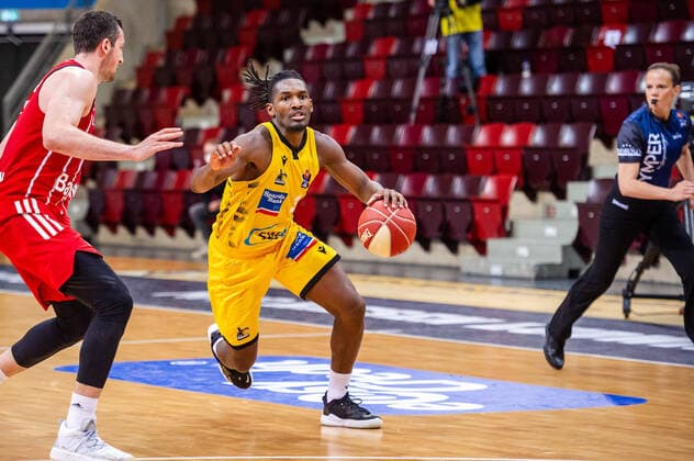 Jaleen Smith (MHP RIESEN Ludwigsburg 3) ; Paul Zipser (Bayern-Muenchen 16) ; 1. Basketball Bundesliga easyCredit BBL: MHP RIESEN Ludwigsburg - Bayern Muenchen am 29.05.2021 in Ludwigsburg (MHPArena), Baden-Wuerttemberg, Deutschland Ludwigsburg. 29.05.21 Basketball , 29.05.2021, Ludwigsburg (Deutschland)