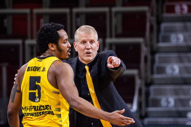 Zitterparty am Spielende: John Patrick (Headcoach MHP RIESEN Ludwigsburg) ; Barry Brown Jr. (MHP RIESEN Ludwigsburg 5) ; ; 1. Basketball Bundesliga easyCredit BBL: MHP RIESEN Ludwigsburg - Bayern Muenchen am 29.05.2021 in Ludwigsburg (MHPArena), Baden-Wuerttemberg, Deutschland Ludwigsburg. 29.05.21 Basketball , 29.05.2021, Ludwigsburg (Deutschland)