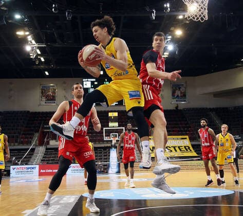 V.li. Jonah Radebaugh (Riesen) , Vladimir Lucic (München) . MHP Riesen Ludwigsburg vs. Bayern München . Basketball-Bundesliga 2020-2021, Playoff Halbfinale Spiel 1 . Ludwigsburg , GER, 29.05.2021,