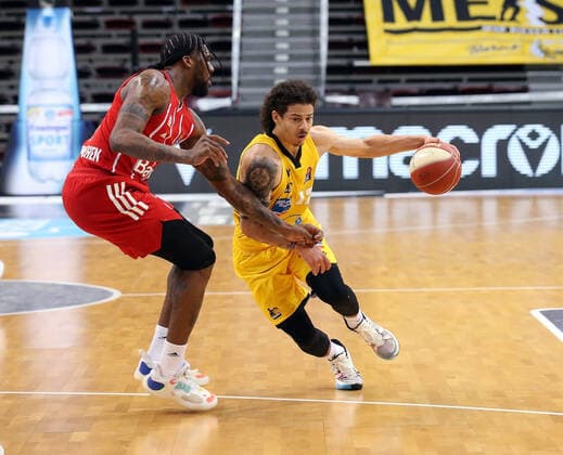 V.li. Jalen Reynolds (München), Jonah Radebaugh (Riesen) . MHP Riesen Ludwigsburg vs. Bayern München . Basketball-Bundesliga 2020-2021, Playoff Halbfinale Spiel 1 . Ludwigsburg , GER, 29.05.2021,