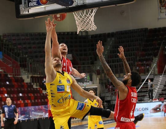 V.li. Jonas Wohlfarth-Bottermann (Riesen) , Paul Zipser (München), D. J. Seeley (München) . MHP Riesen Ludwigsburg vs. Bayern München . Basketball-Bundesliga 2020-2021, Playoff Halbfinale Spiel 1 . Ludwigsburg , GER, 29.05.2021,