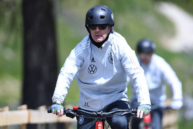 Sport Themen der Woche KW21 Sport Bilder des Tages Trainingslager deutsche Fußball-Nationalmannschaft am 30.05.2021 in Seefeld Joachim Jogi Löw ( Bundestrainer Trainer Deutschland ) auf dem Fahrrad