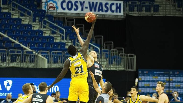 v.l. Christ Koumadje - Alba 21, Dylan Osetkowski - Ulm 21, Tip Off, 30.05.2021, BBL, Alba Berlin vs Ratiopharm Ulm, in der Mercedes Benz Arena, GER, Berlin, 30.05.2021, BBL, Alba vs Ratiopharm Ulm Berlin Copyright: xUwexKoch Eibner-Pressefotox EP_UKH