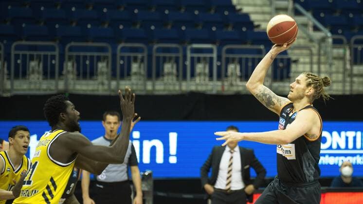v.l. Christ Koumadje - Alba 21, Dylan Osetkowski - Ulm 21, 30.05.2021, BBL, Alba Berlin vs Ratiopharm Ulm, in der Mercedes Benz Arena, GER, Berlin, 30.05.2021, BBL, Alba vs Ratiopharm Ulm Berlin Copyright: xUwexKoch Eibner-Pressefotox EP_UKH