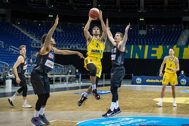 Basketball Berlin 30.05.2021 1. Bundesliga easyCredit BBL Saison 2020 2021 Playoffs Halbfinale Spiel 1 Alba Berlin - ratiopharm Ulm Peyton Siva (Alba Berlin, No.03) Andreas Obst (Ulm, No.13)