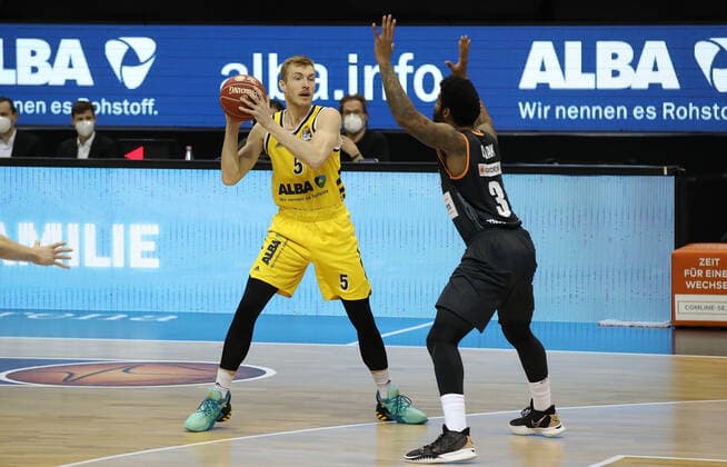 Niels Giffey, Cameron Clark Aktion Spielszene Zweikampf Basketball Play Off Halbfinale BBL Bundesliga Herren Saison 2020 2021 30.05.2021 ALBA Berlin vs. ratiopharm Ulm