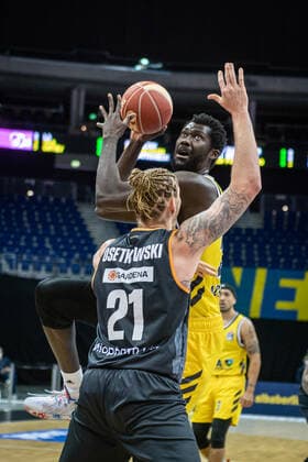 Basketball Berlin 30.05.2021 1. Bundesliga easyCredit BBL Saison 2020 2021 Playoffs Halbfinale Spiel 1 Alba Berlin - ratiopharm Ulm Christ Koumadje (Alba Berlin, No.21) Dylan Osetkowski (Ulm, No.21)