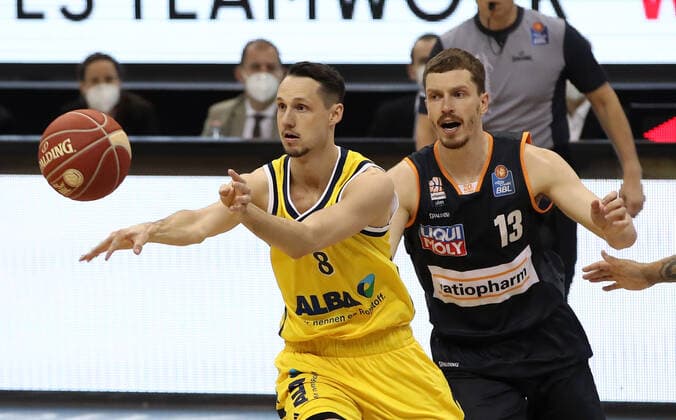 Marcus Eriksson, Andreas Obst Aktion Spielszene Zweikampf Basketball Play Off Halbfinale BBL Bundesliga Herren Saison 2020 2021 30.05.2021 ALBA Berlin vs. ratiopharm Ulm