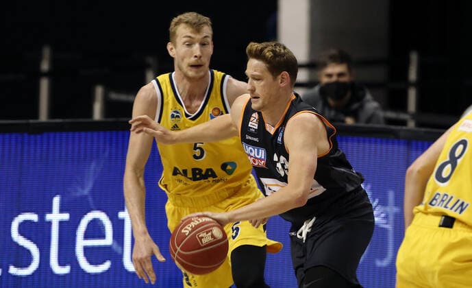 Niels Giffey, Patrick Heckmann Aktion Spielszene Zweikampf Basketball Play Off Halbfinale BBL Bundesliga Herren Saison 2020 2021 30.05.2021 ALBA Berlin vs. ratiopharm Ulm