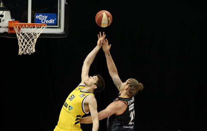 Ben Lammers, Dylan Osetkowski Aktion Spielszene Zweikampf Basketball Play Off Halbfinale BBL Bundesliga Herren Saison 2020 2021 30.05.2021 ALBA Berlin vs. ratiopharm Ulm