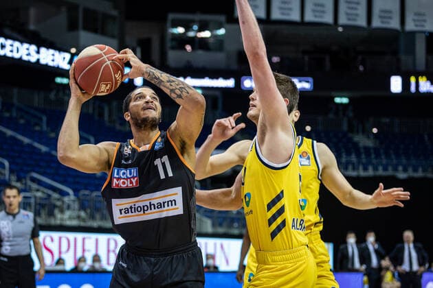 Basketball Berlin 30.05.2021 1. Bundesliga easyCredit BBL Saison 2020 2021 Playoffs Halbfinale Spiel 1 Alba Berlin - ratiopharm Ulm Isaiah Wilkins (Ulm, No.11) Ben Lammers (Alba Berlin, No.50)