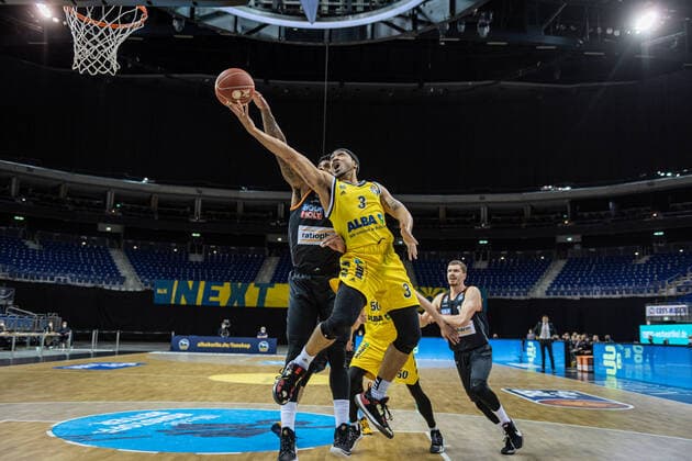 Basketball Berlin 30.05.2021 1. Bundesliga easyCredit BBL Saison 2020 2021 Playoffs Halbfinale Spiel 1 Alba Berlin - ratiopharm Ulm Peyton Siva (Alba Berlin, No.03) Cameron Clark (Ulm, No.03)