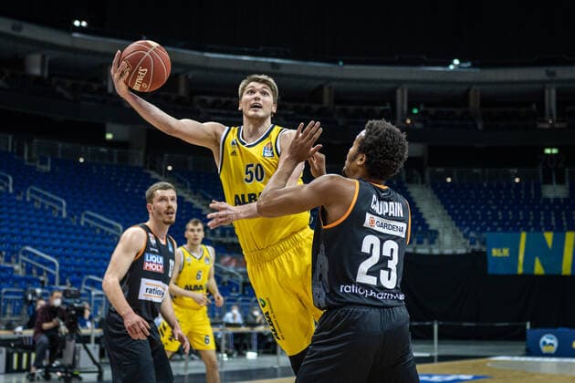 Basketball Berlin 30.05.2021 1. Bundesliga easyCredit BBL Saison 2020 2021 Playoffs Halbfinale Spiel 1 Alba Berlin - ratiopharm Ulm Ben Lammers (Alba Berlin, No.50) Troy Caupain (Ulm, No.23)