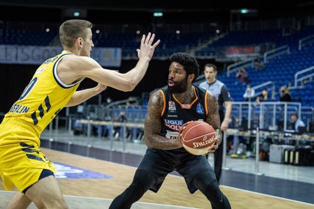 Basketball Berlin 30.05.2021 1. Bundesliga easyCredit BBL Saison 2020 2021 Playoffs Halbfinale Spiel 1 Alba Berlin - ratiopharm Ulm Cameron Clark (Ulm, No.03) Tim Schneider (Alba Berlin, No.10)