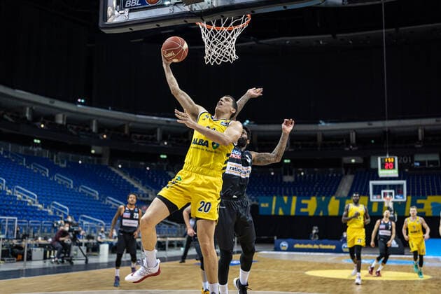 Basketball Berlin 30.05.2021 1. Bundesliga easyCredit BBL Saison 2020 2021 Playoffs Halbfinale Spiel 1 Alba Berlin - ratiopharm Ulm Simone Fontecchio (Alba Berlin, No.20) Cameron Clark (Ulm, No.03)