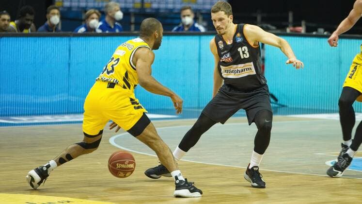 v.l. Jayson Granger - Alba 33, Andreas Obst - Ulm 13, 30.05.2021, BBL, Alba Berlin vs Ratiopharm Ulm, in der Mercedes Benz Arena, GER, Berlin, 30.05.2021, BBL, Alba vs Ratiopharm Ulm Berlin Copyright: xUwexKoch Eibner-Pressefotox EP_UKH
