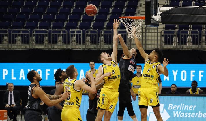 Malte Delow, John Petrucelli, Maodo Lo Aktion Spielszene Zweikampf Basketball Play Off Halbfinale BBL Bundesliga Herren Saison 2020 2021 30.05.2021 ALBA Berlin vs. ratiopharm Ulm