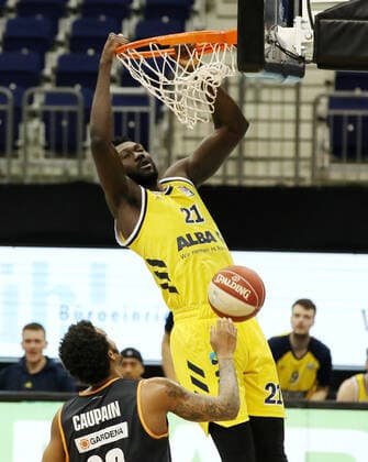 Troy Caupain, Jean Marc Christ Koumadje Aktion Spielszene Zweikampf Basketball Play Off Halbfinale BBL Bundesliga Herren Saison 2020 2021 30.05.2021 ALBA Berlin vs. ratiopharm Ulm