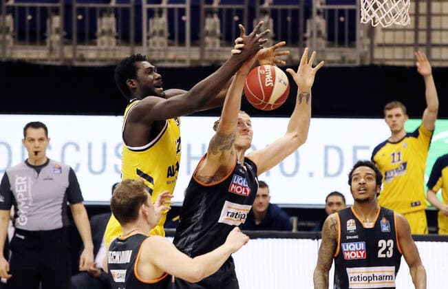 Jean Marc Christ Koumadje, Dylan Osetkowski Aktion Spielszene Zweikampf Basketball Play Off Halbfinale BBL Bundesliga Herren Saison 2020 2021 30.05.2021 ALBA Berlin vs. ratiopharm Ulm