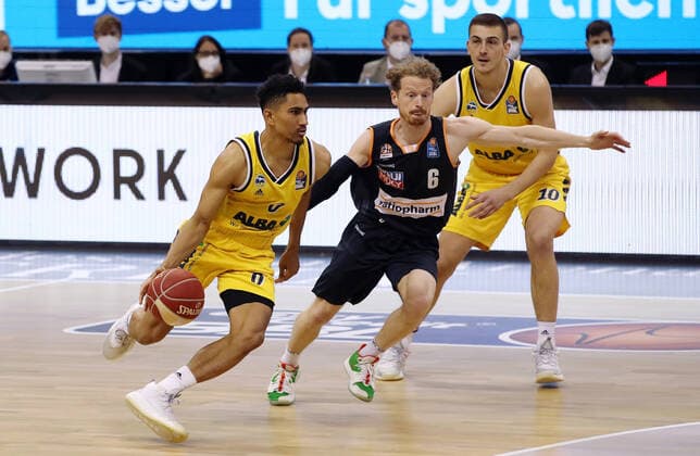 Maodo Lo, Per Günther, Tim Schneider Aktion Spielszene Zweikampf Basketball Play Off Halbfinale BBL Bundesliga Herren Saison 2020 2021 30.05.2021 ALBA Berlin vs. ratiopharm Ulm