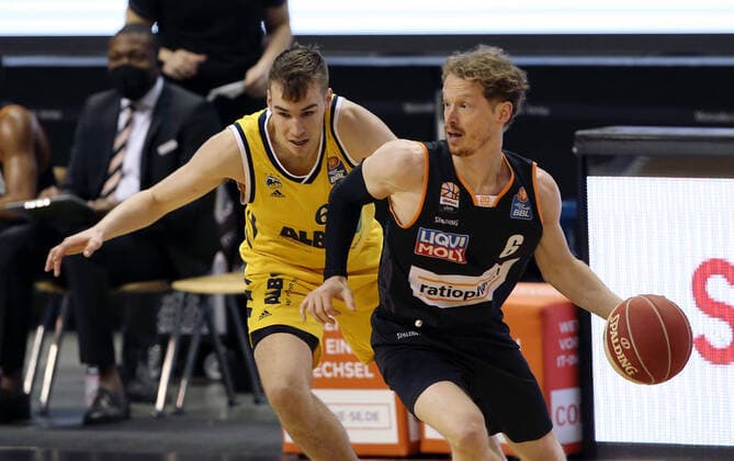 Malte Delow, Per Günther Aktion Spielszene Zweikampf Basketball Play Off Halbfinale BBL Bundesliga Herren Saison 2020 2021 30.05.2021 ALBA Berlin vs. ratiopharm Ulm
