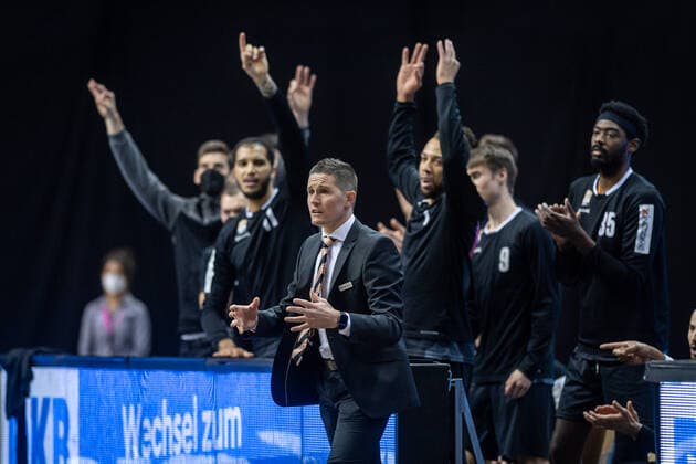 Basketball Berlin 30.05.2021 1. Bundesliga easyCredit BBL Saison 2020 2021 Playoffs Halbfinale Spiel 1 Alba Berlin - ratiopharm Ulm Jaka Lakovic (Ulm, Trainer) Jubel