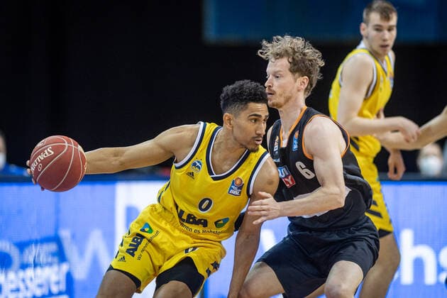 Basketball Berlin 30.05.2021 1. Bundesliga easyCredit BBL Saison 2020 2021 Playoffs Halbfinale Spiel 1 Alba Berlin - ratiopharm Ulm Maodo Lo (Alba Berlin, No.00) Per Günther (Ulm, No.06)