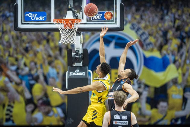 Basketball Berlin 30.05.2021 1. Bundesliga easyCredit BBL Saison 2020 2021 Playoffs Halbfinale Spiel 1 Alba Berlin - ratiopharm Ulm Maodo Lo (Alba Berlin, No.00) Demetrius Conger (Ulm, No.01)