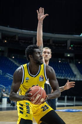 Basketball Berlin 30.05.2021 1. Bundesliga easyCredit BBL Saison 2020 2021 Playoffs Halbfinale Spiel 1 Alba Berlin - ratiopharm Ulm Christ Koumadje (Alba Berlin, No.21) Dylan Osetkowski (Ulm, No.21)