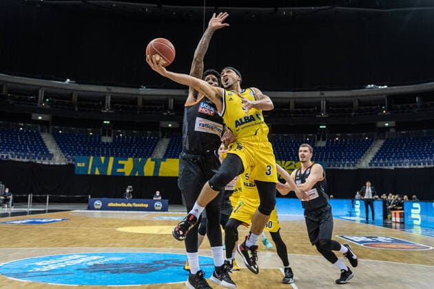 Basketball Berlin 30.05.2021 1. Bundesliga easyCredit BBL Saison 2020 2021 Playoffs Halbfinale Spiel 1 Alba Berlin - ratiopharm Ulm Peyton Siva (Alba Berlin, No.03) Cameron Clark (Ulm, No.03)