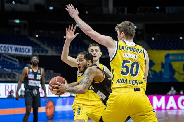 Basketball Berlin 30.05.2021 1. Bundesliga easyCredit BBL Saison 2020 2021 Playoffs Halbfinale Spiel 1 Alba Berlin - ratiopharm Ulm Isaiah Wilkins (Ulm, No.11) Ben Lammers (Alba Berlin, No.50) Tim Schneider (Alba Berlin, No.10)