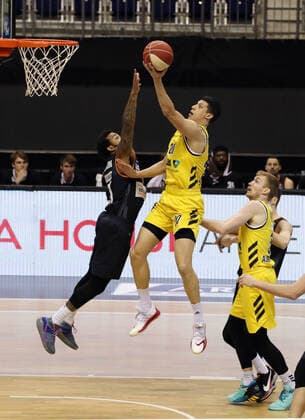 Troy Caupain, Simone Fontecchio, Niels Giffey Aktion Spielszene Zweikampf Basketball Play Off Halbfinale BBL Bundesliga Herren Saison 2020 2021 30.05.2021 ALBA Berlin vs. ratiopharm Ulm