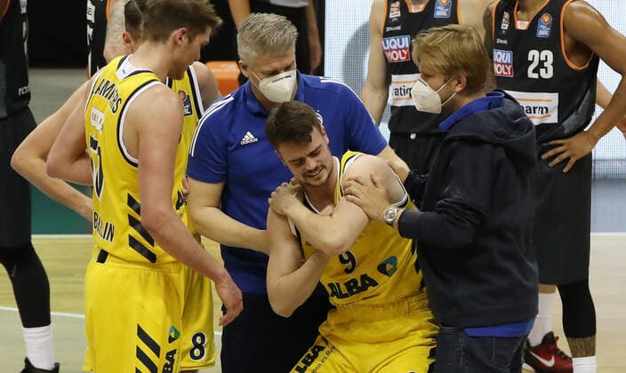 Jonas Mattissek an rechter Schulter verletzt Verletzung Basketball Play Off Halbfinale BBL Bundesliga Herren Saison 2020 2021 30.05.2021 ALBA Berlin vs. ratiopharm Ulm