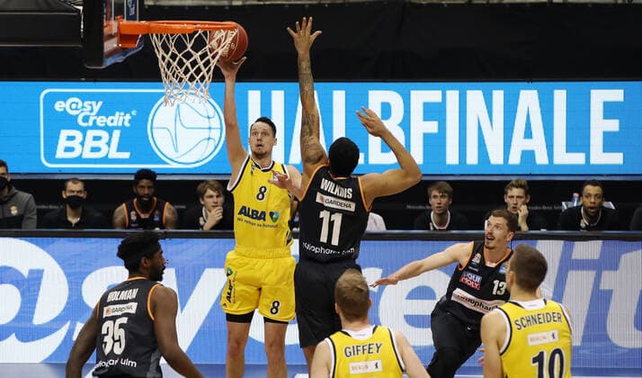 Marcus Eriksson, Isaiah Wilkins Aktion Spielszene Zweikampf Basketball Play Off Halbfinale BBL Bundesliga Herren Saison 2020 2021 30.05.2021 ALBA Berlin vs. ratiopharm Ulm