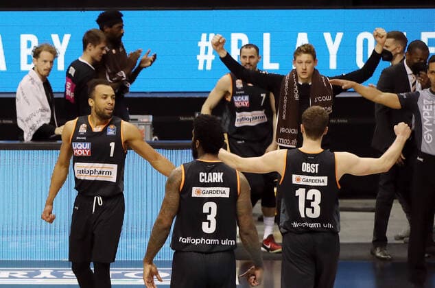 Demetrius Conger, Cameron Clark, Andreas Obst jubelnd Freude Emotion Jubel nach Spielende Basketball Play Off Halbfinale BBL Bundesliga Herren Saison 2020 2021 30.05.2021 ALBA Berlin vs. ratiopharm Ulm
