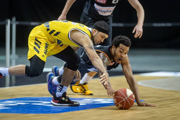 Basketball Berlin 30.05.2021 1. Bundesliga easyCredit BBL Saison 2020 2021 Playoffs Halbfinale Spiel 1 Alba Berlin - ratiopharm Ulm Peyton Siva (Alba Berlin, No.03) Troy Caupain (Ulm, No.23)